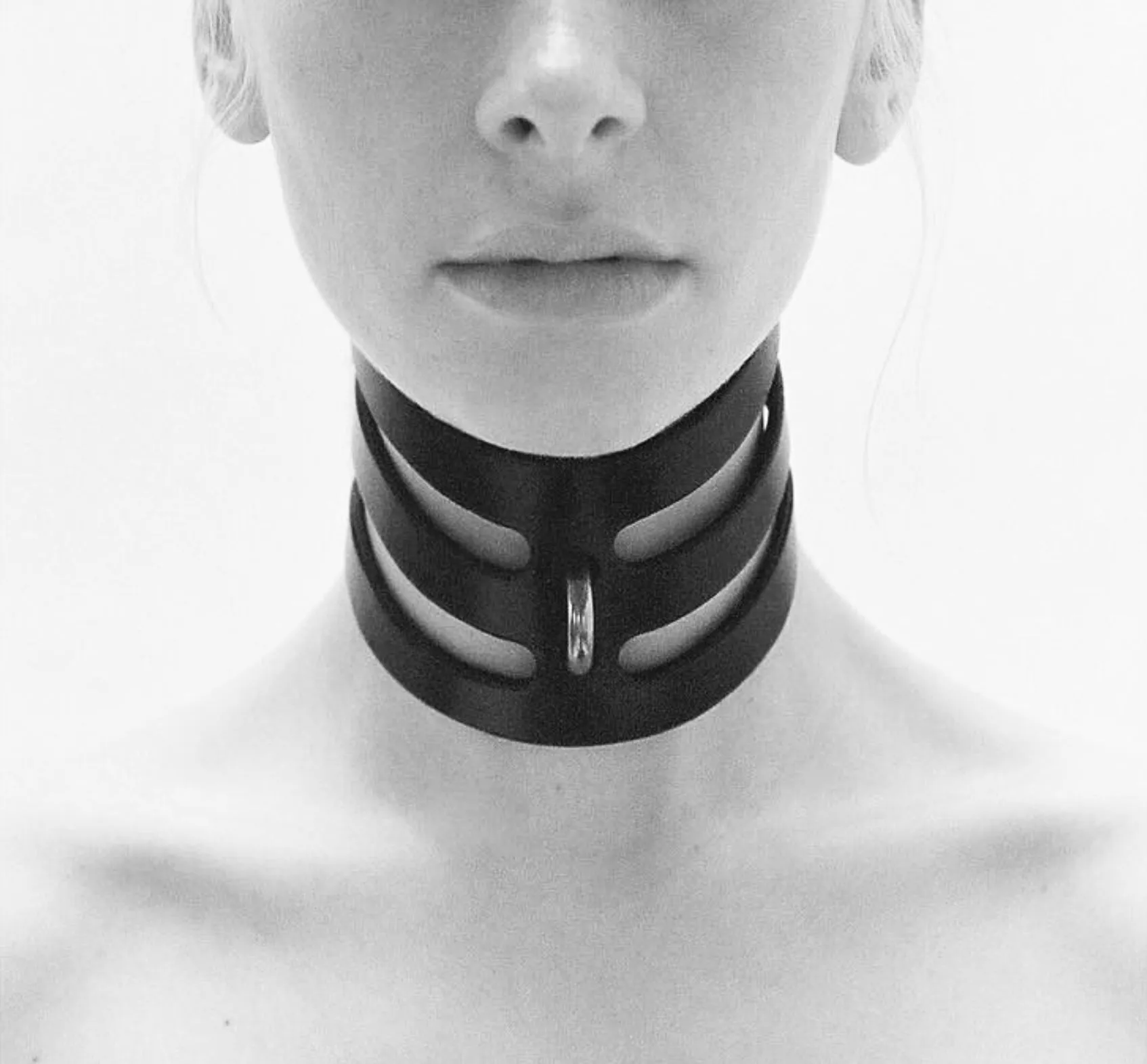 CUT OUT POSTURE COLLAR NATURAL